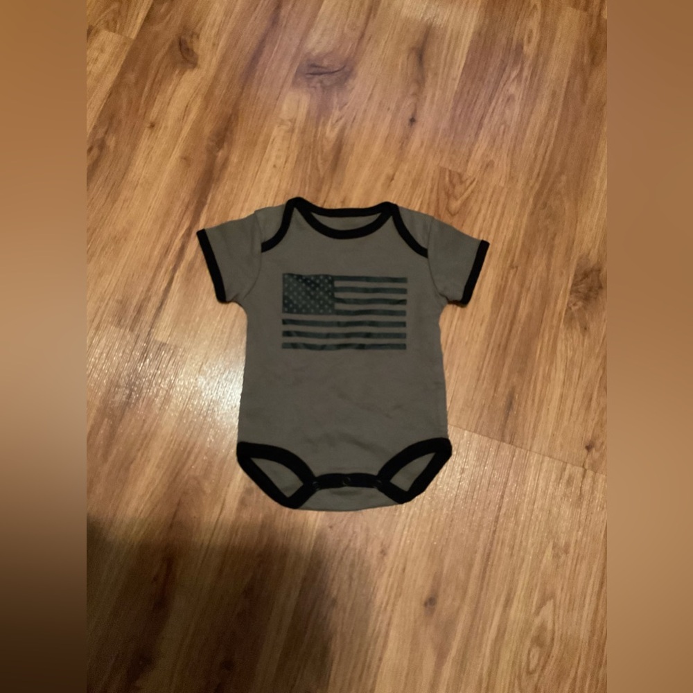 Unisexx Infant  Tiny  Trooper USA Flag  Green Onesie  Size 3-6 Months